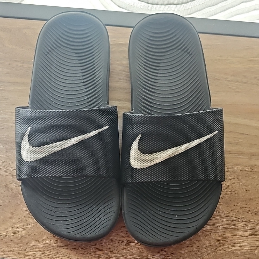 Girls Nike Black Slide Sandals Sz 4Y